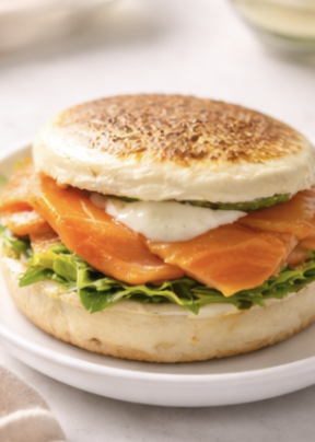 Muffin anglais au saumon fumé, avocat frais & sauce citronnée