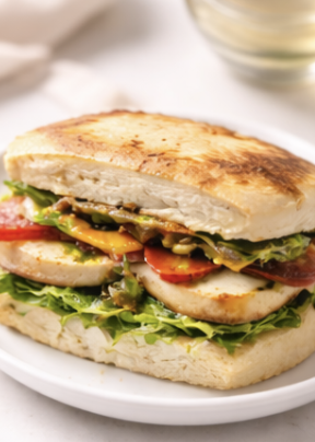 Sando moelleux au halloumi grillé, pesto & poivron rouge rôti