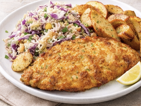 Escalope de poulet façon milanaise, coleslaw croquant & potatoes rôties